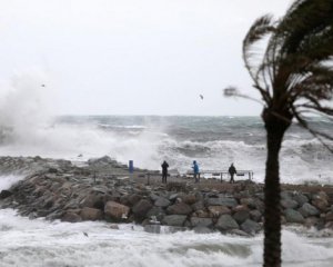 Ураган унес жизни 13 человек
