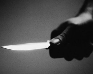 Ревнивець порізав дружину і сам зашив рану