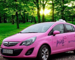 Створили рожеве таксі спеціально для жінок та дітей