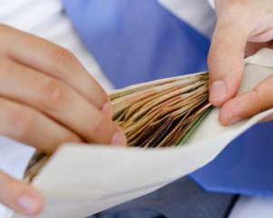 Скільки українців готові отримувати зарплати в конвертах