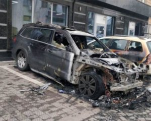 Колишньому українському послу в Швейцарії спалили Mercedes-Benz