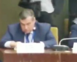 Російський депутат заснув на засіданні ПАСЄ: показали кумедне відео