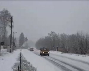 Наконец похоже на зиму - в Житомирской области метет снег