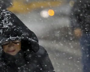 Синоптики прогнозують потужний вітер, дощ, сніг та ожеледь
