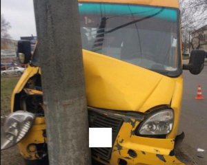 Маршрутка врізалася в опору електромережі, є постраждалі