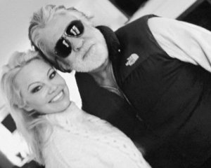 Памела Андерсон розлучається після 2 тижнів шлюбу