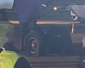 Без колеса и с поломанным двигателем: пассажирский лайнер вернулся в аэропорт