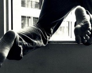 Чоловік під час сварки вистрибнув у вікно