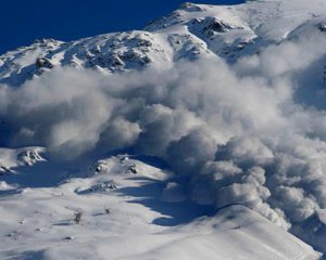 33 людини загинули під час сходження снігової лавини