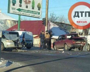 Під Києвом зіткнулися три авто