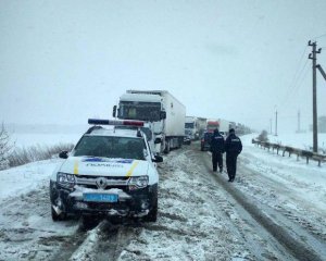 Негода в Україні: закрили дороги для вантажівок