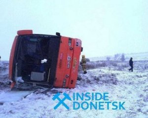 На Донбасі пасажирський автобус потрапив в аварію, багато постраждалих і загиблих