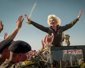 Российская оперная певица выступила перед украинскими военными на Донбассе
