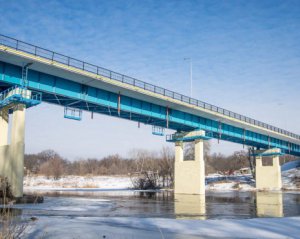 17-річна дівчина стрибнула з мосту у крижану воду