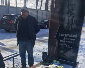 Активисты привели на кладбище маршрутчика, который выгнал детей героя АТО