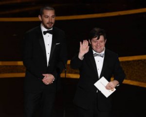 Впервые на церемонии &quot;Оскара&quot; вручал награду актер с синдромом Дауна