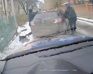 Водитель под &quot;кайфом&quot; тянул полицейского за машиной