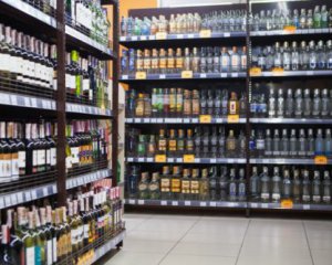 Сколько украинцы тратят на алкоголь и продукты