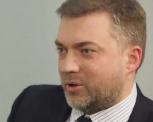 "Влаштував істерику та втік": міністр оборони зганьбився під час інтерв'ю