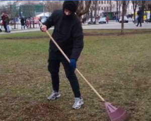 Вандала, що пошкодив майно на Алеї художників, примусили працювати на благо Києва