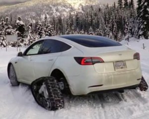 Автолюбитель превратил электрокар Tesla в снегоход
