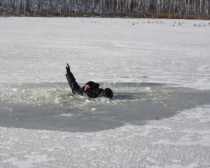 Рыбаки провалились под лед. Одного не могут найти