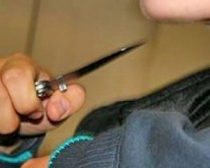 Невідомий намагався зґвалтувати жінку та залишив її пораненою на рейках