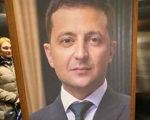 Портрет Зеленського повісили в ліфті. Яка була реакція українців