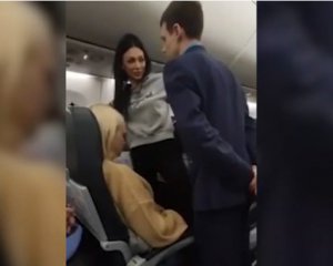 &quot;Я тебе все лицо порежу!&quot;: в России пьяная пассажирка устроила дебош на борту самолета