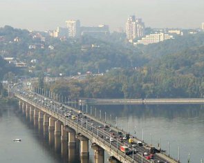 Грузовикам запретили ездить киевским мостом