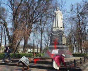 Киевляне требуют убрать могилу генерала из Мариинского парка