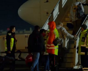 Літак з евакуйованими з Уханя українцями летить до Києва