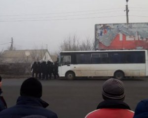 Эвакуированные в сопровождении силовиков едут в Новые Санжары