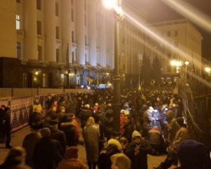 Мітингувальники закликали Зеленського не поступатися Путіну