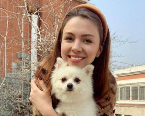 Зеленський пообіцяв повернути з Китаю українку, яку не взяли разом із собакою
