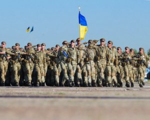 Украинцы больше всего доверяют армии, меньше всего - судам