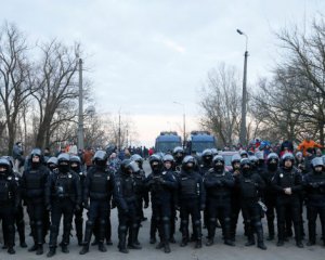 Аваков пообіцяв покарати тих, хто порушив закон у Нових Санжарах