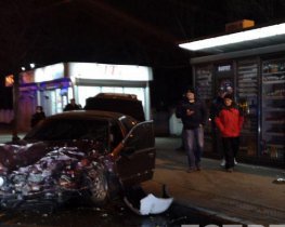 BMW выбросило на остановку общественного транспорта