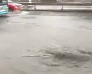 У Києві знову потоп - серед вулиці забив фонтан