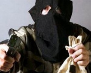 Невідомі зі зброєю у формі поліції та СБУ пограбували підприємця