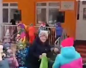 В России дети на празднике в саду &quot;зажигали&quot; под песню про водку, пиво и вино