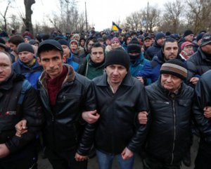 Волонтер показал, кто бросал камни в автобусы с украинцами в Новых Санжарах