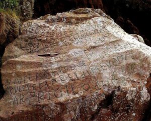Расшифровали загадочную надпись на камне, стоящем на берегу океана