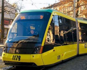 У Києві заблокували рух трамваїв та тролейбусів