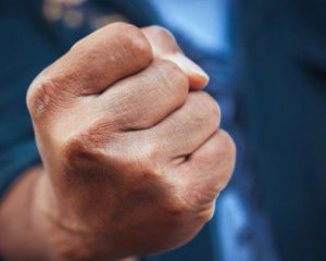 Пьяный мужчина, которому оказывали помощь, набросился на врачей