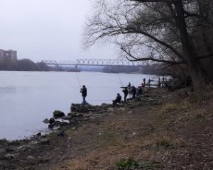 У трубі біля річки знайшли труп жінки