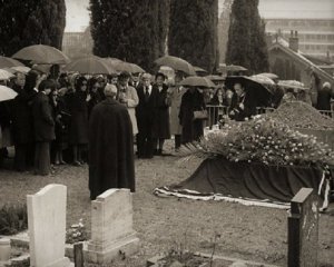 Із могили викопали тіло коміка