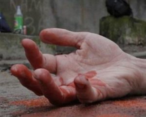 Тіло валялося серед вулиці: 35-річна жінка вбила матір