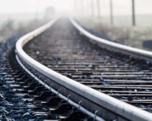Самоубийца остановил движение поездов: личность погибшего устанавливают