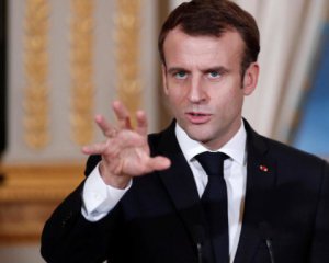 Макрон відмовився від рукостискань